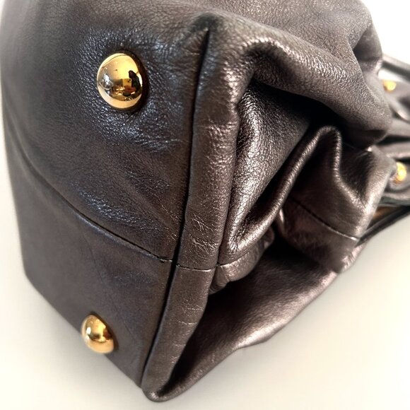 Valentino Garavani Metallic Leather Rockstud Pleated Bag - Picture 8 of 16